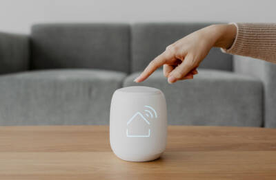 Iluminação, climatização e som integrados: a experiência de viver em um apartamento inteligente