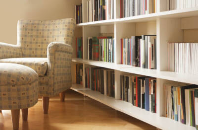 Quatro dicas para organizar a estante de livros e torná-la funcional e decorativa